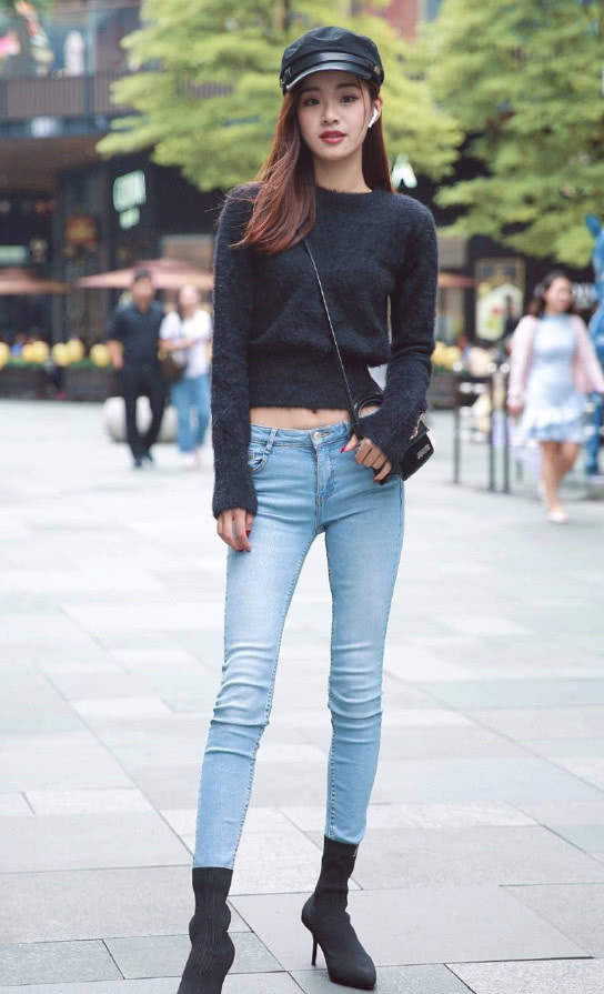 中胖 街头火了种中胖身材,腿粗得把牛仔裤撑“鸡腿裤”00后欣赏不来