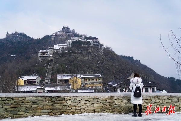 木兰山雪未消融，市民登高赏雪