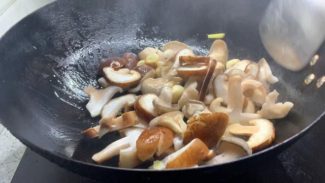  年夜饭必做的一道菜，只需简单调味却能鲜美十足，全家老少都爱吃