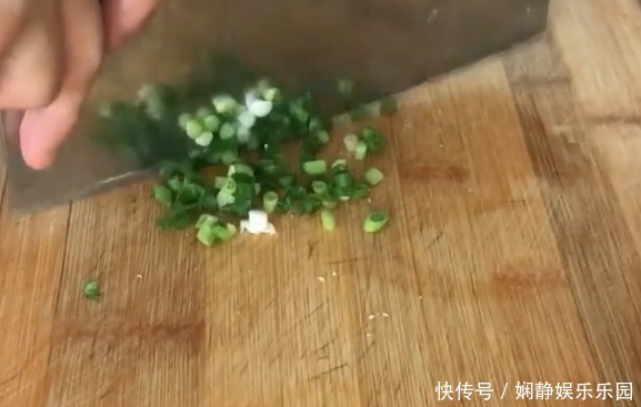  早上|豆腐又出新吃法，做法简单，外酥里嫩，早上花几分钟做一大盘