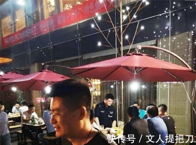 诸暨市人民政府|2米26姚明又长高了？低头都快碰到吊花灯，坐大沙发像挤宝宝椅