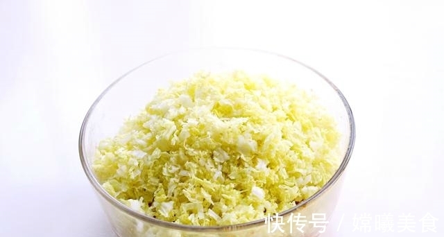 猪肉白菜馅儿饼上桌就被抢光，因为她是这么给猪肉去腥的