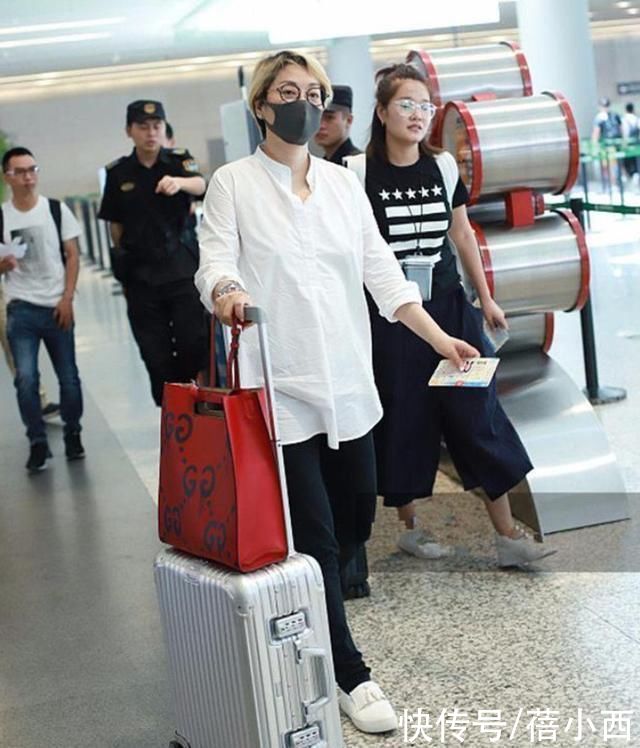 穿搭|58岁毛阿敏越老越时髦，穿白衬衫配牛仔裤走机场，170身材太出挑