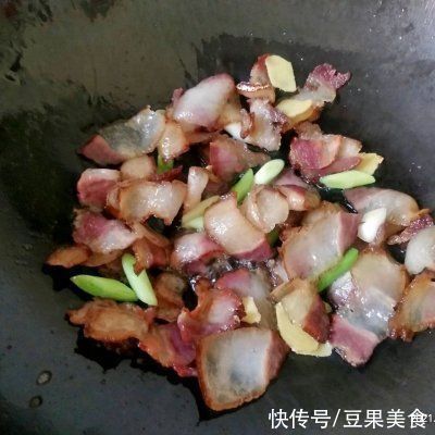 秋葵|秋葵炒腊肉中午刚做完，晚上又想吃了