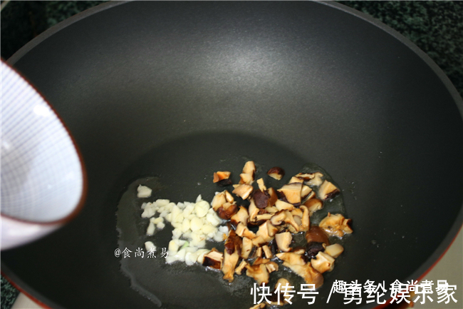 秋天，不妨试试此款焖饭，简单快捷又好吃，增强身体免疫力