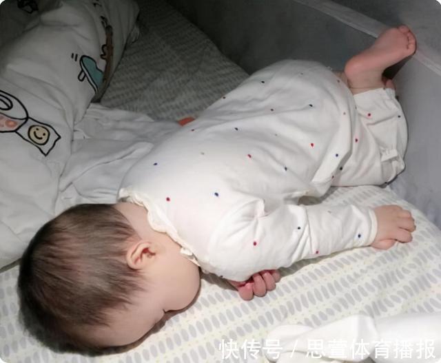 女儿|宝宝睡不踏实、“满床滚”?可能是在向你传递信号,父母别不知道