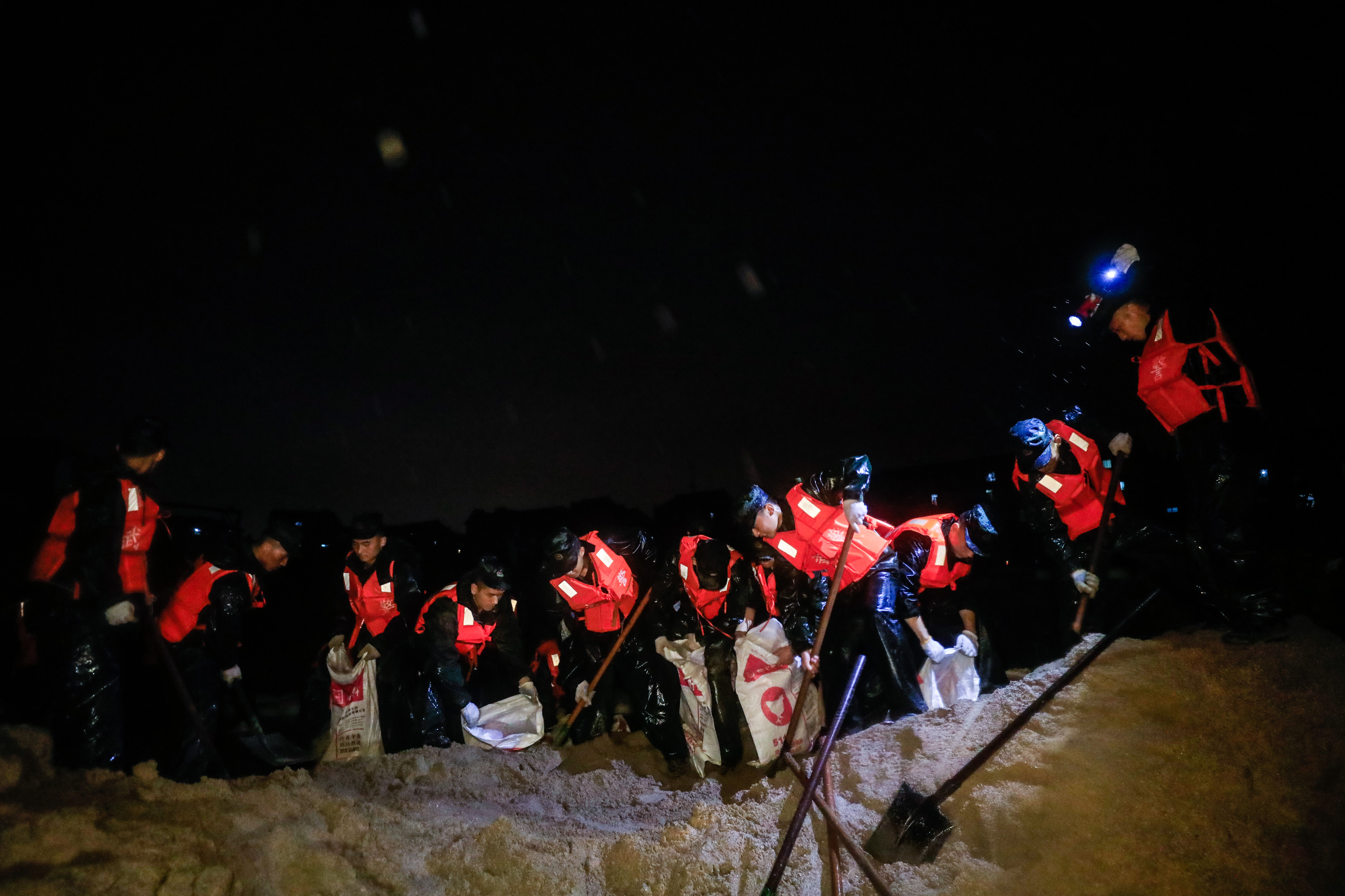 堤坝|台风过境引发居民区内涝，武警雨夜驰援……