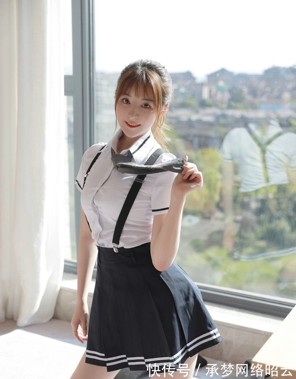 百褶裙|背带百褶裙搭配白衬衫，展现女性纤细的小蛮腰，是那么的优雅时尚