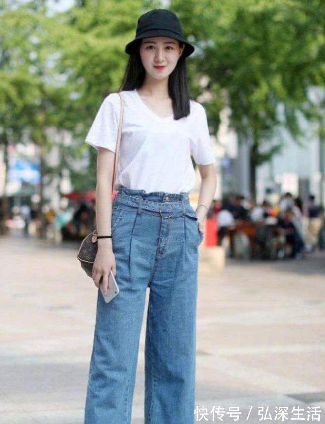 休闲裤|街拍：魅力十足的美女，休闲裤搭配T恤，清爽又显青春活力