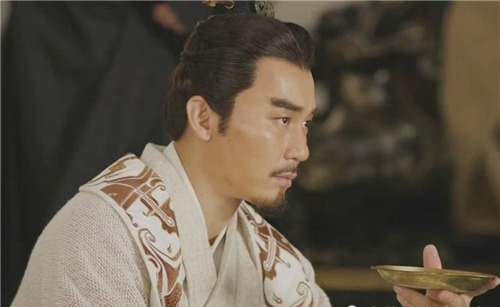 父亲|曹操说他不是寻常人,曹丕不信问:皇上和父亲只能救一人,你救谁