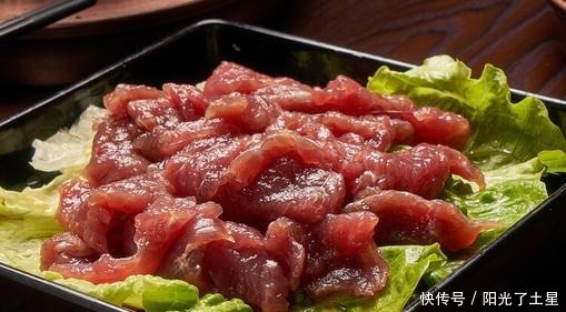  腌牛肉，别再用盐和淀粉了，大厨教你腌制技巧，炒出来嫩滑又入味
