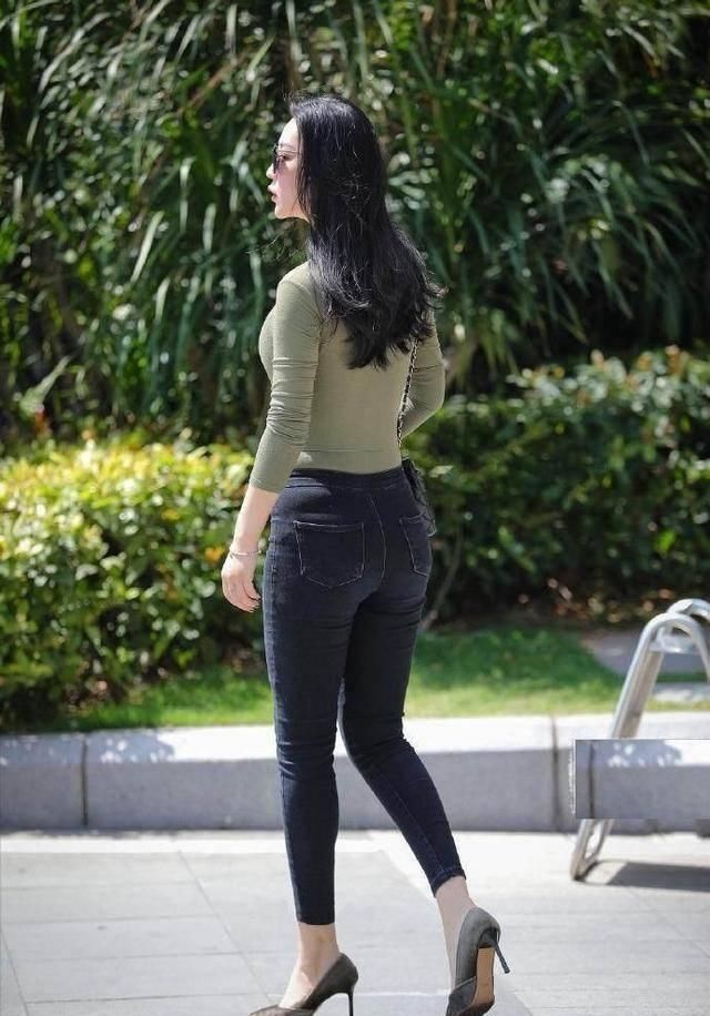 街拍紧身衣牛仔裤勾勒出美女的曼妙身材回头率杠杠滴