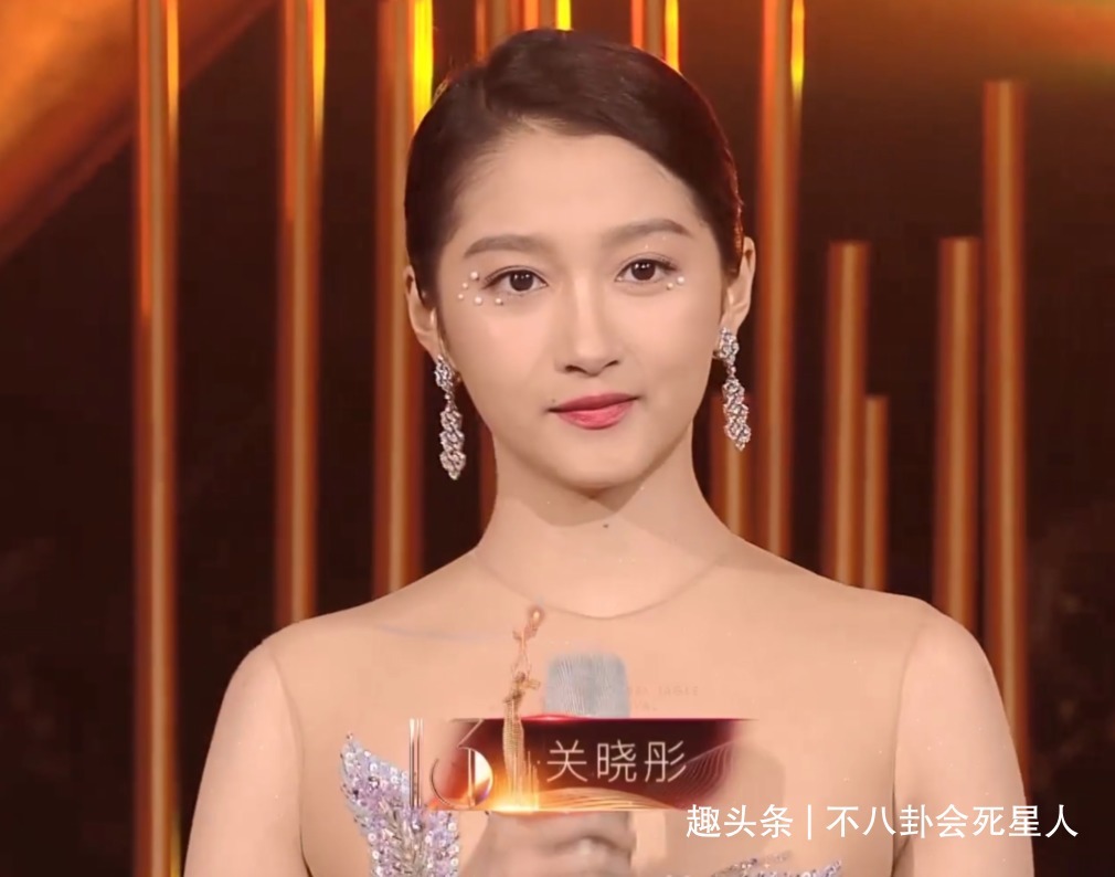 宋茜|金鹰开幕事故多汪涵主持团假唱,巨大黑影挡镜,关晓彤尴尬接话