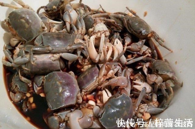 清蒸|螃蟹别在清蒸来吃了,教你一个螃蟹新做法,味道鲜美营养丰富