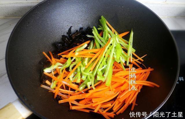 鸡蛋|鸡蛋新吃法,跟这3样一起炒,5分钟上桌,开胃又下饭