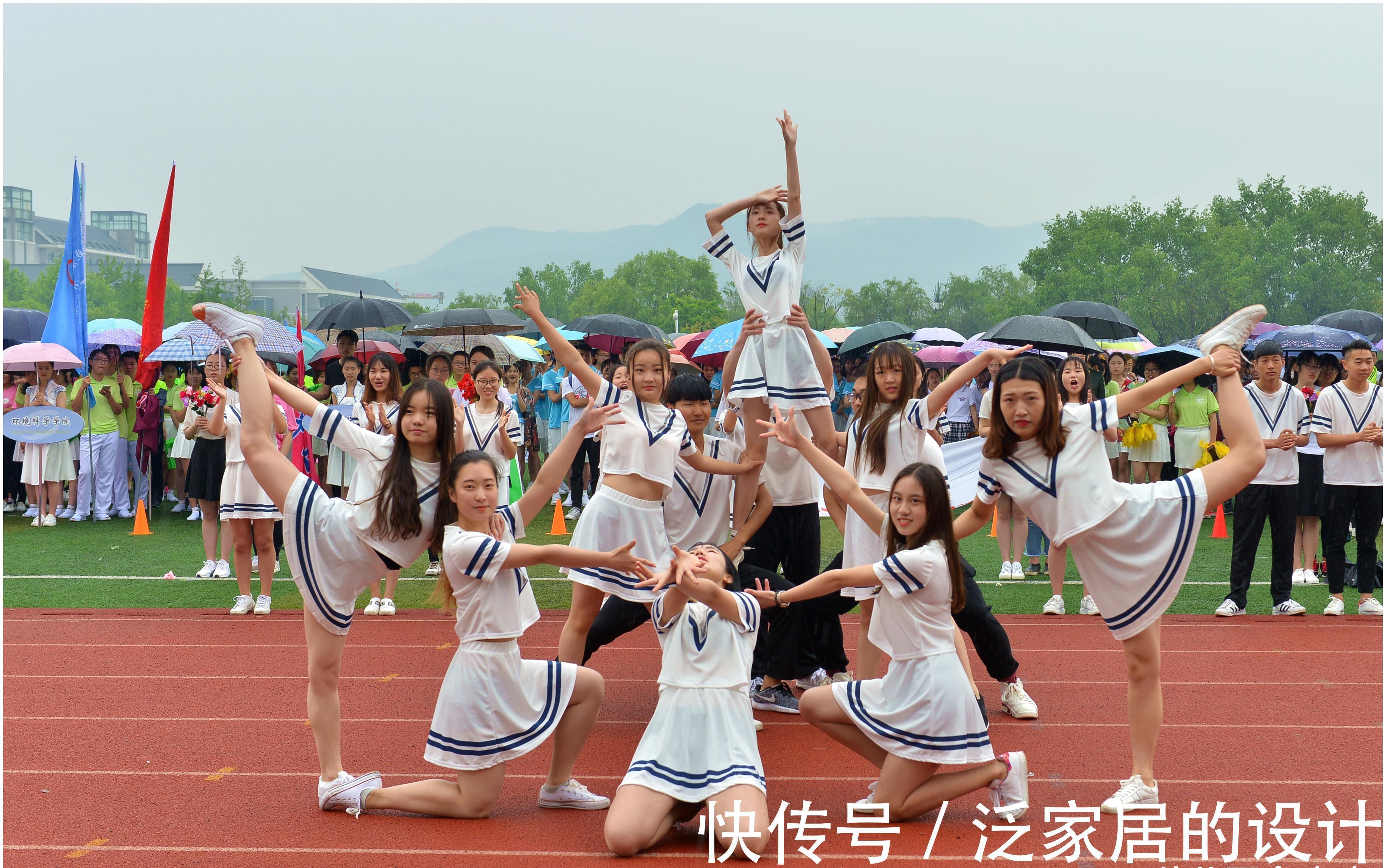 火影跑|校运会男生身披动漫服再现“火影跑”,哗众取丑,还是友谊第一?