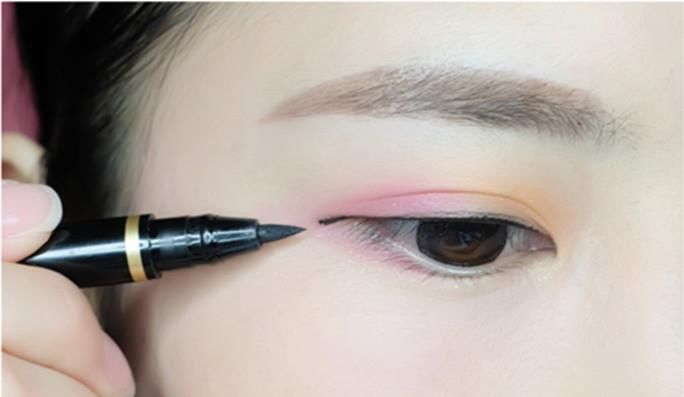 粉粉嫩嫩的桃花妆这样画，洋溢着暖春的气息，温柔又带点小妩媚