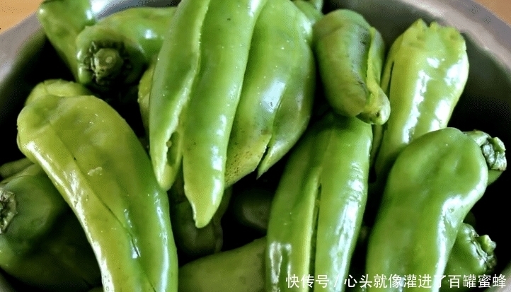 腌辣椒时,不加一滴油,香辣脆爽,腌一晚就能吃,做法超简单