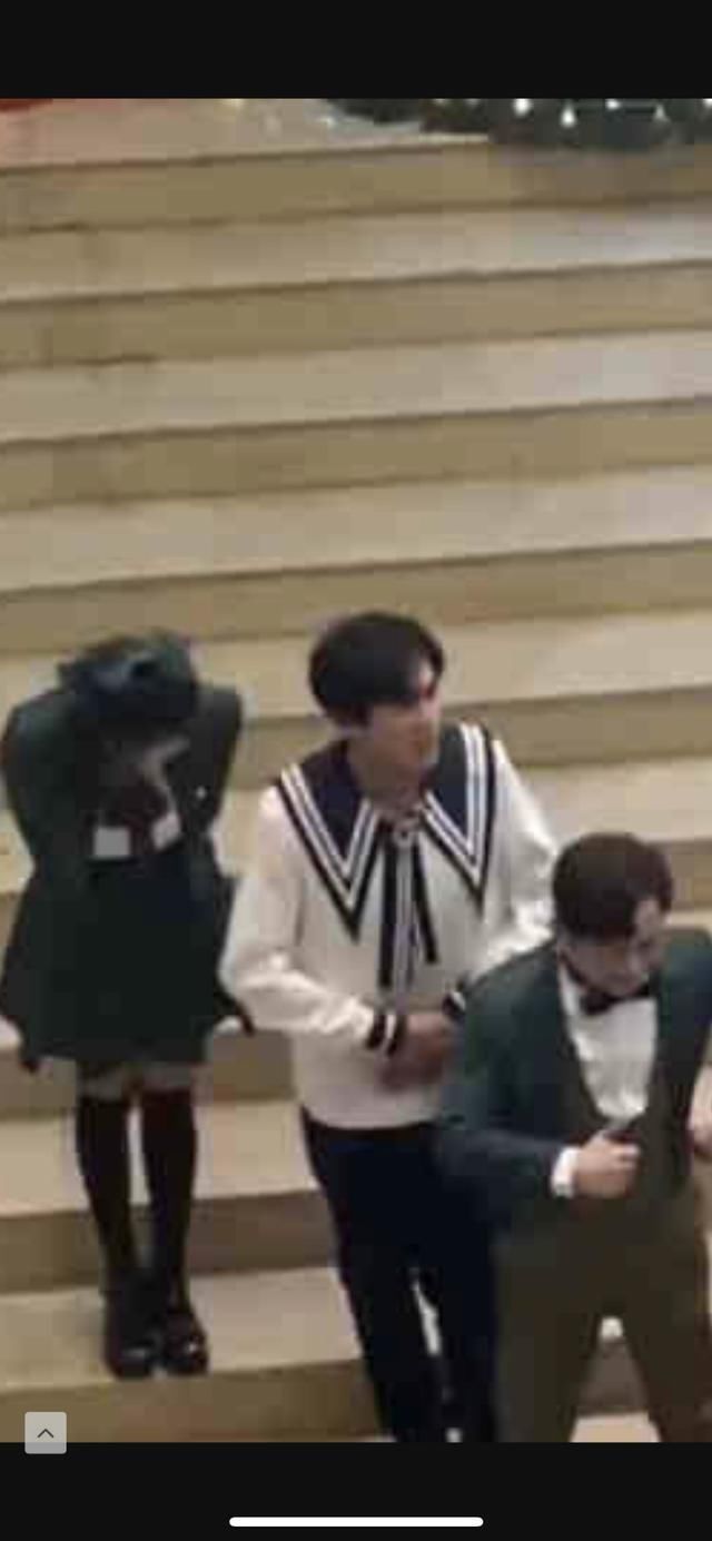 特辑 刘昊然《明侦6》首期变最帅!穿紫色太惊艳,圣诞特辑全员开挂