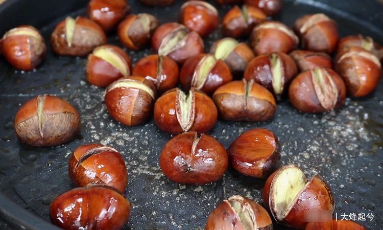 想吃板栗不用买,教你在家做,一个神奇做法,比买的还香甜绵软