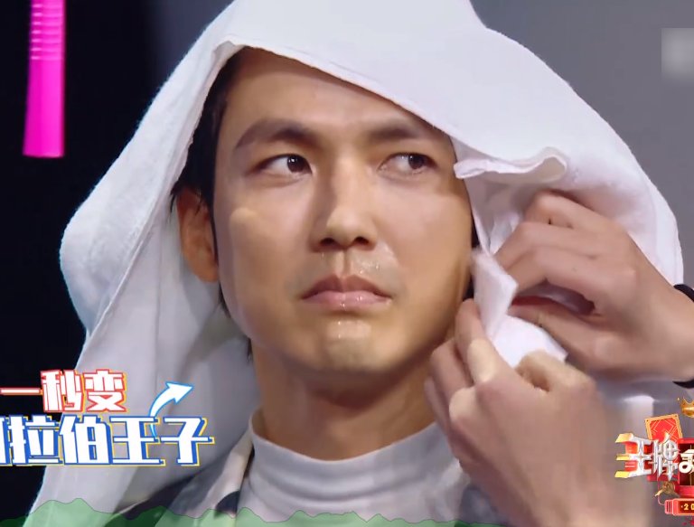 钟汉良黄晓明被泼水，素颜状态被镜头拍，两人“不老男神”无疑了