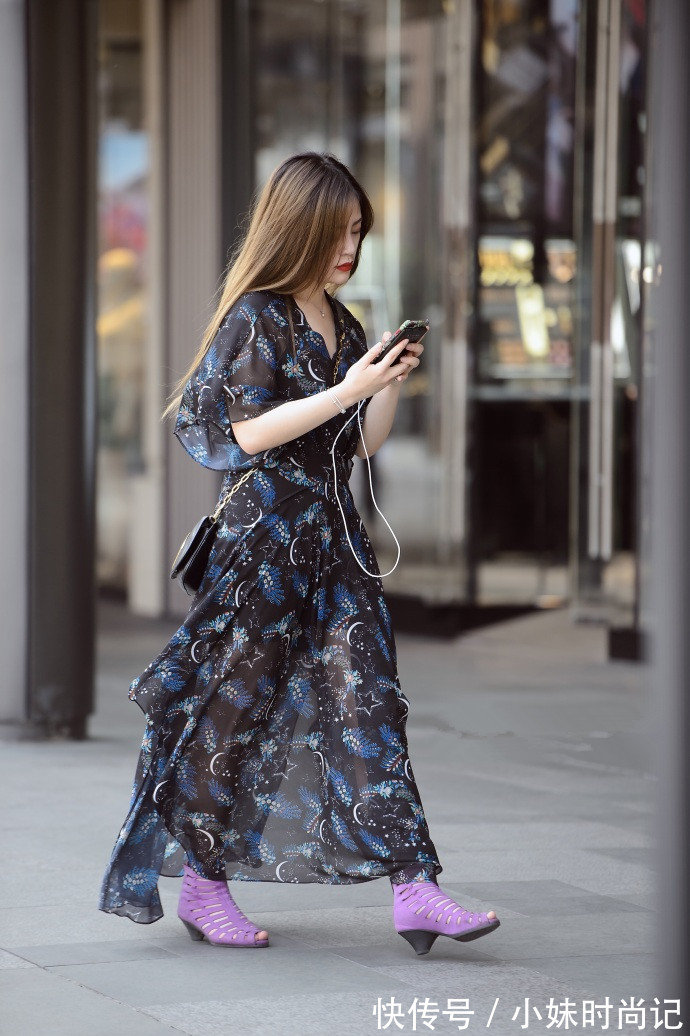 街拍 成都街拍,纯白色衬衫搭配白色不规则短裙,简约又百搭