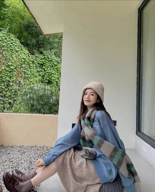 秋天的半身裙千万不要收起来!试试搭配毛衣和卫衣,时髦又高级