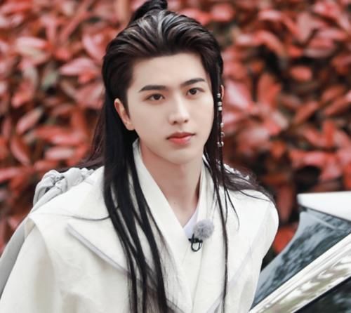 原以为蔡徐坤只适合现代造型，但他换上古装后，这才叫一眼误终生