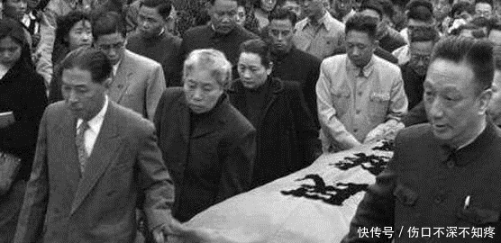 鲁迅#鲁迅先生出殡,数十公里不用车马,抬棺扶灵的人1个比1个名气大!