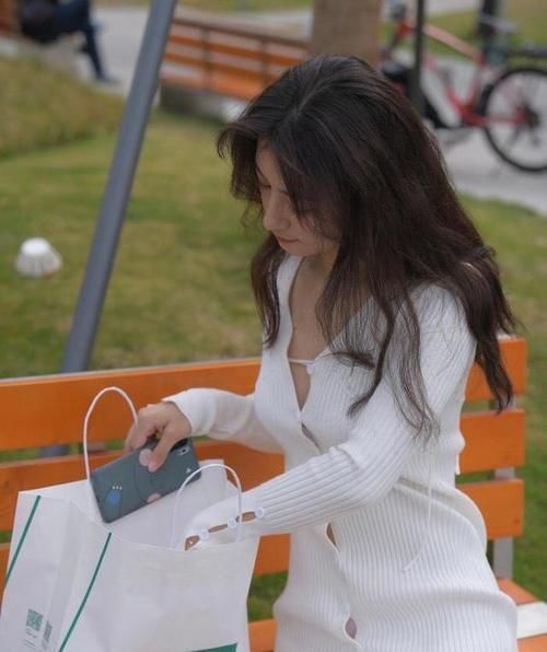 高妹 这裙子亮点多,时尚高妹与它更配,性感又大气