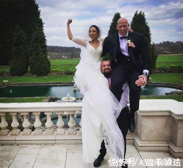 米高|2米高的他比巨石强森大一圈,瘦竹竿变肌肉巨兽,娇妻只有1米6