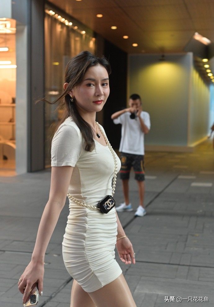 有型|32岁“阿姨”的修身裙，不仅配色简单，还时尚有型