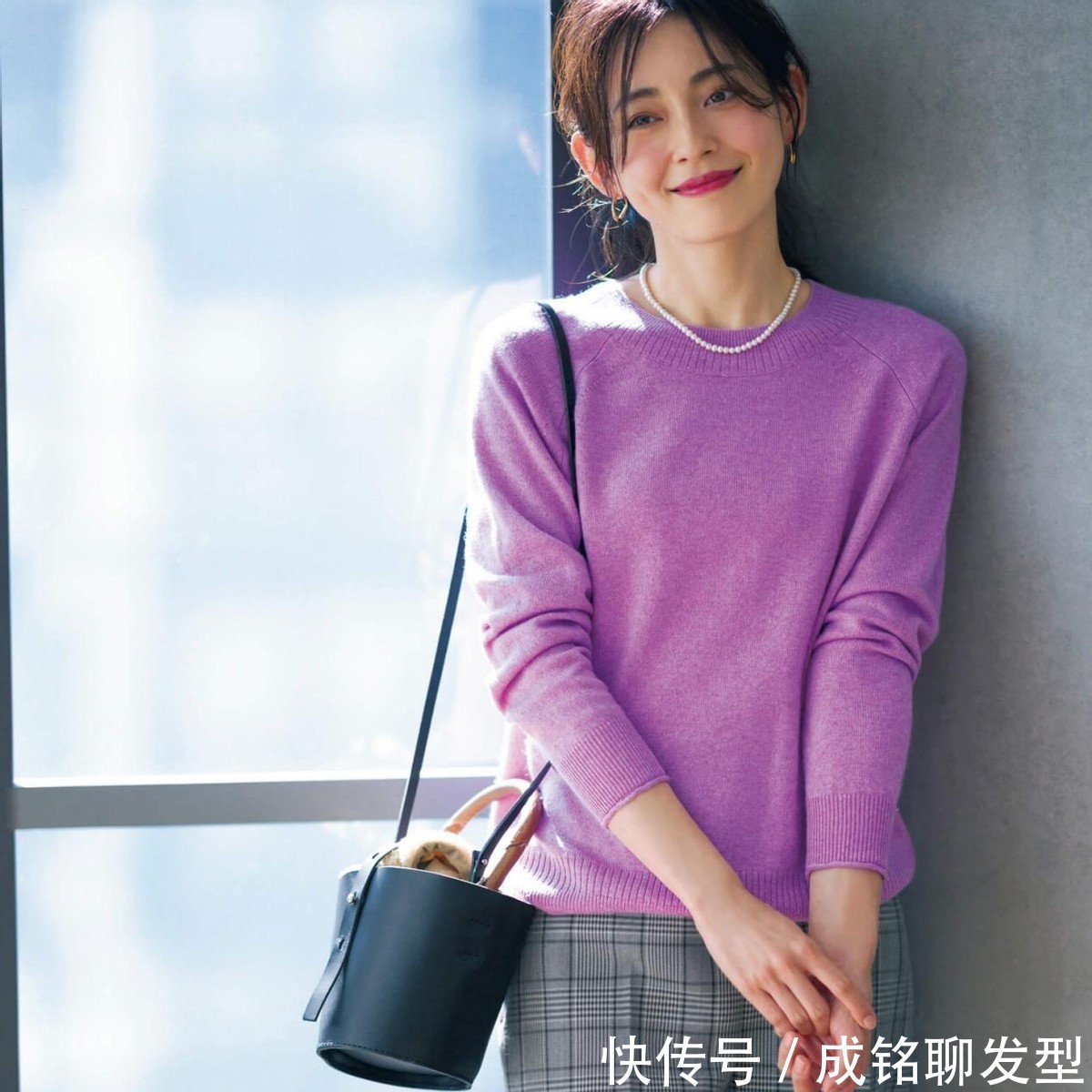 搭配|40岁女人别只穿黑白灰,试试流行的“紫色系”搭配,显白又显年轻