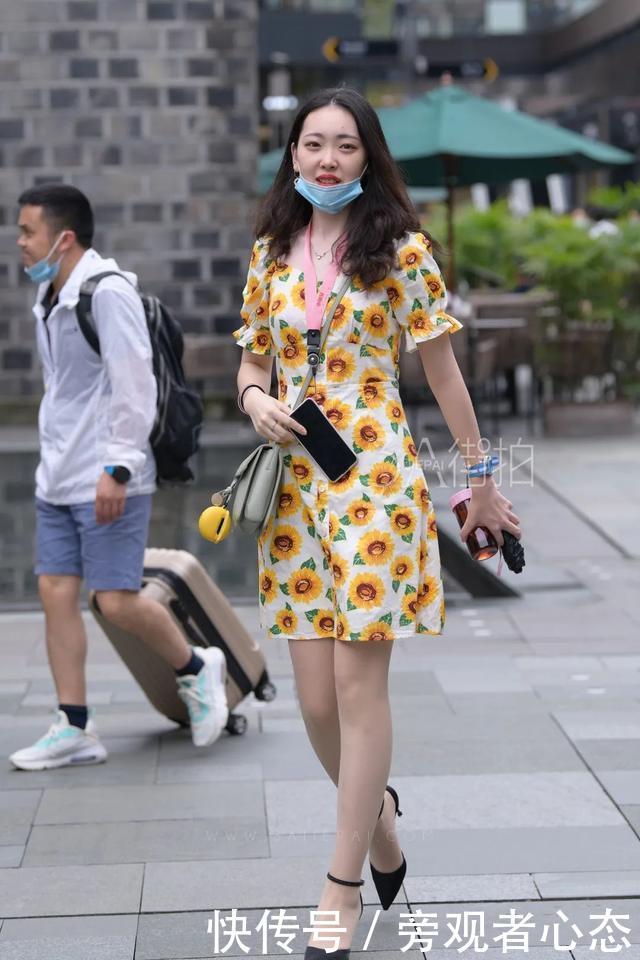 街拍美女的制服穿搭,优雅大方,彰显女性魅力!