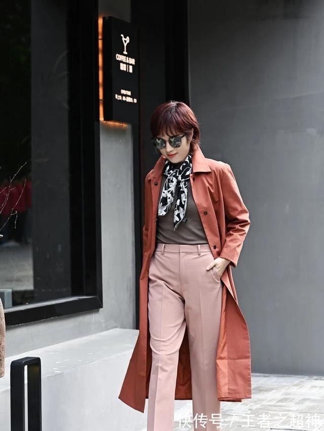 女人 年过55岁的女人,入春怎么穿才好看基础色+中性色,高级时髦!