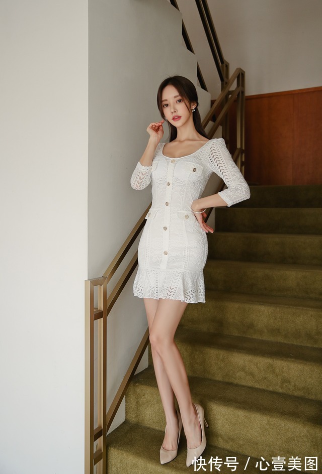 象牙|女神孙允珠高清时尚搭配:波浪流花象牙镂空彩曦鱼尾裙