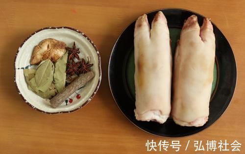 炖猪蹄怎样能上色，只要加了这“三样”，猪蹄红润脱骨，软烂入味