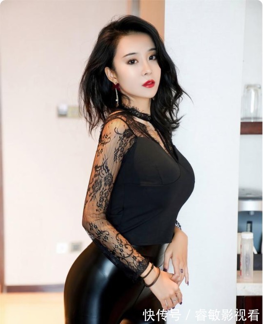 小姐姐 黑色皮裤到底该怎么搭配才时尚好看？小姐姐这样搭配时尚又好看