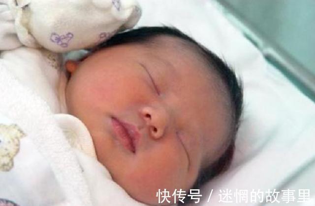 父母|新生儿出生7天还不肯“睁眼”,父母忧心忡忡送医院,遭医生取笑