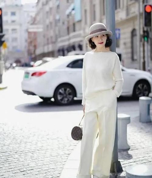 年过50的女人别总穿卫衣打底裤，显老！瞧三木妈妈穿搭，真优雅