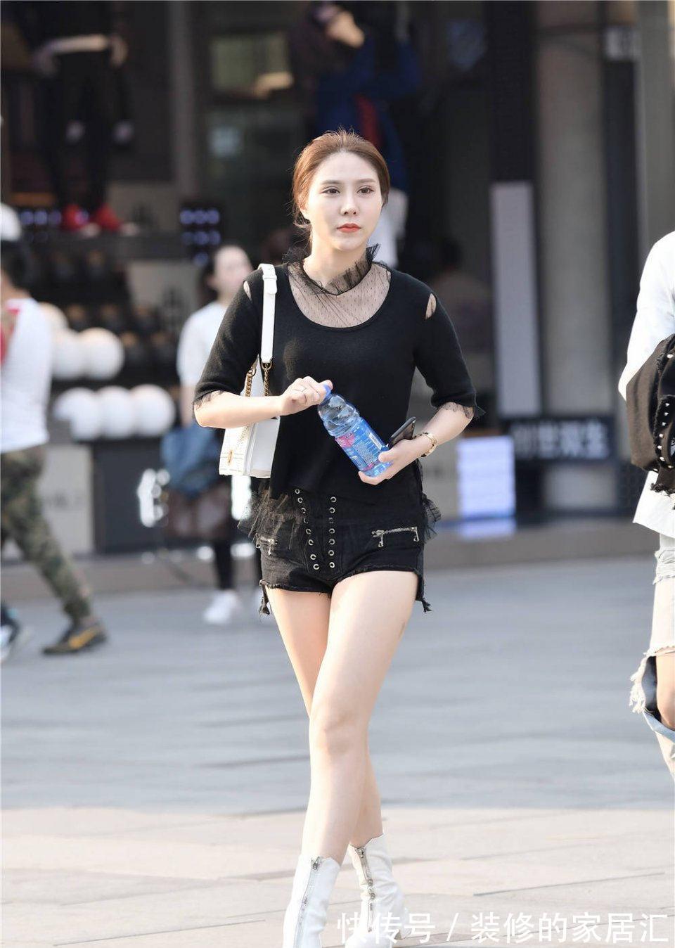 秋天 白色拉链马丁靴,小女生才喜欢这样的搭配风格,选择黑色短裤衬托