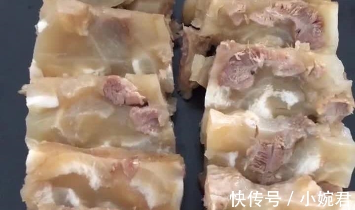 猪皮|熬猪皮冻时, 仅用猪皮已过时, 多放1样东西, Q弹爽口肉香味足!
