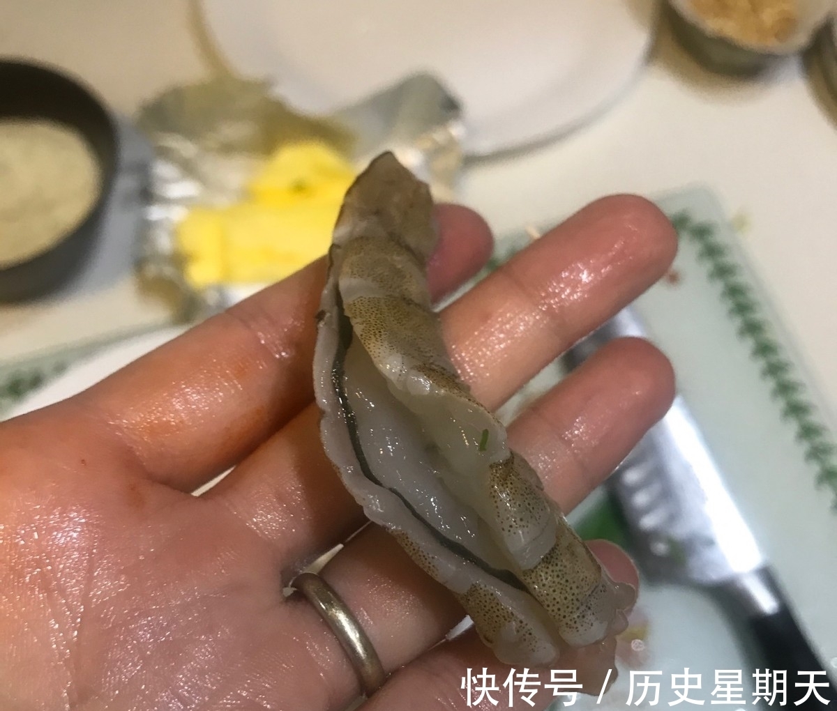盘子|大虾搭配面包糠，色香味俱全，好吃到舔盘子