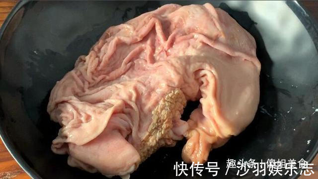 清洗猪肚时,加盐加碱都是大错特错!用“它”洗,又快又干净