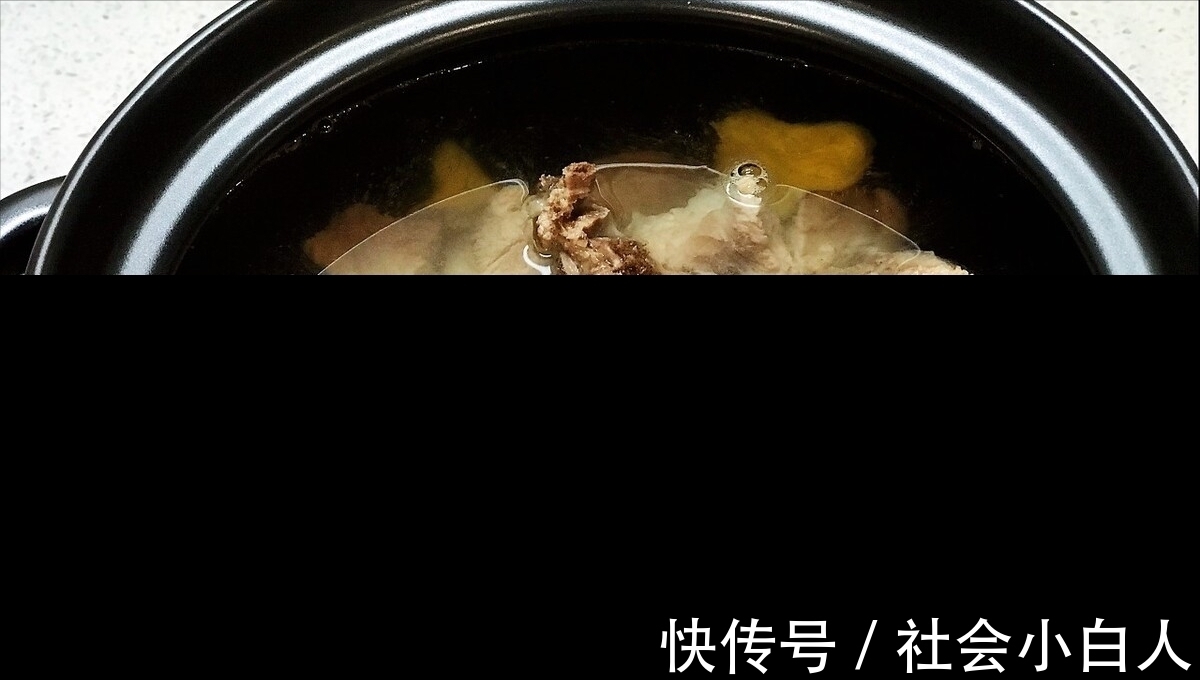 焯水|排骨一焯水就变柴？原来是用错了水，教你正确操作，排骨鲜嫩不柴