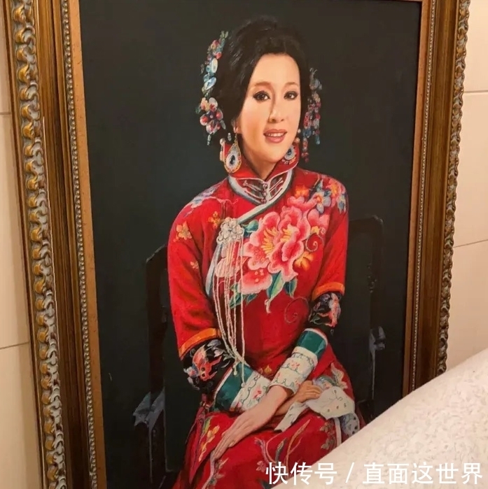 刘晓庆$刘晓庆开艺术馆,奖杯堆满柜巨幅自画像显眼,众人围观场面火