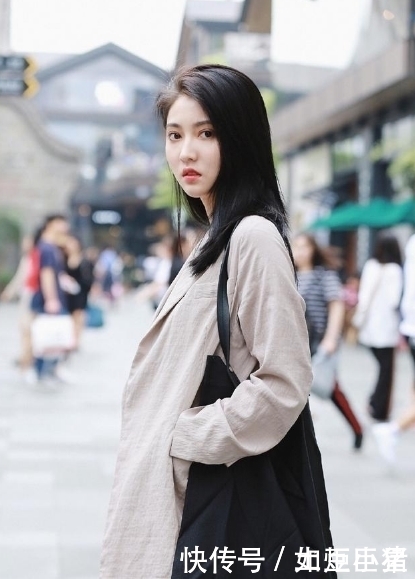 街拍:在长裙的世界美女们穿出了自己的特色