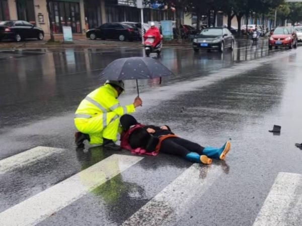 单膝|冷雨中，他单膝跪地，撑伞守护！