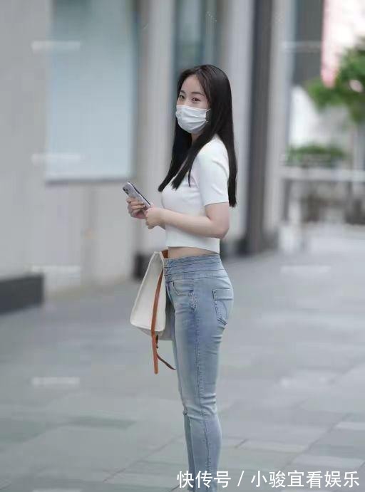 高腰 高腰牛仔裤，白T恤，这个夏季美女穿衣风格最美的回忆