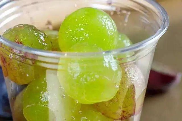  好吃|提子好吃皮难剥，别急，一个妙招轻松搞定~